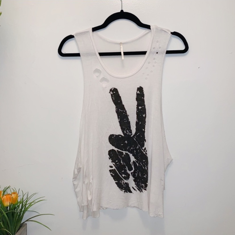 JC fits peace ✌🏻 distressed graphic tank
